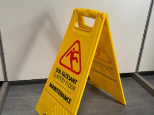 Panneau de signalisation “sol glissant” pliable en PVC jaune – H61 cm