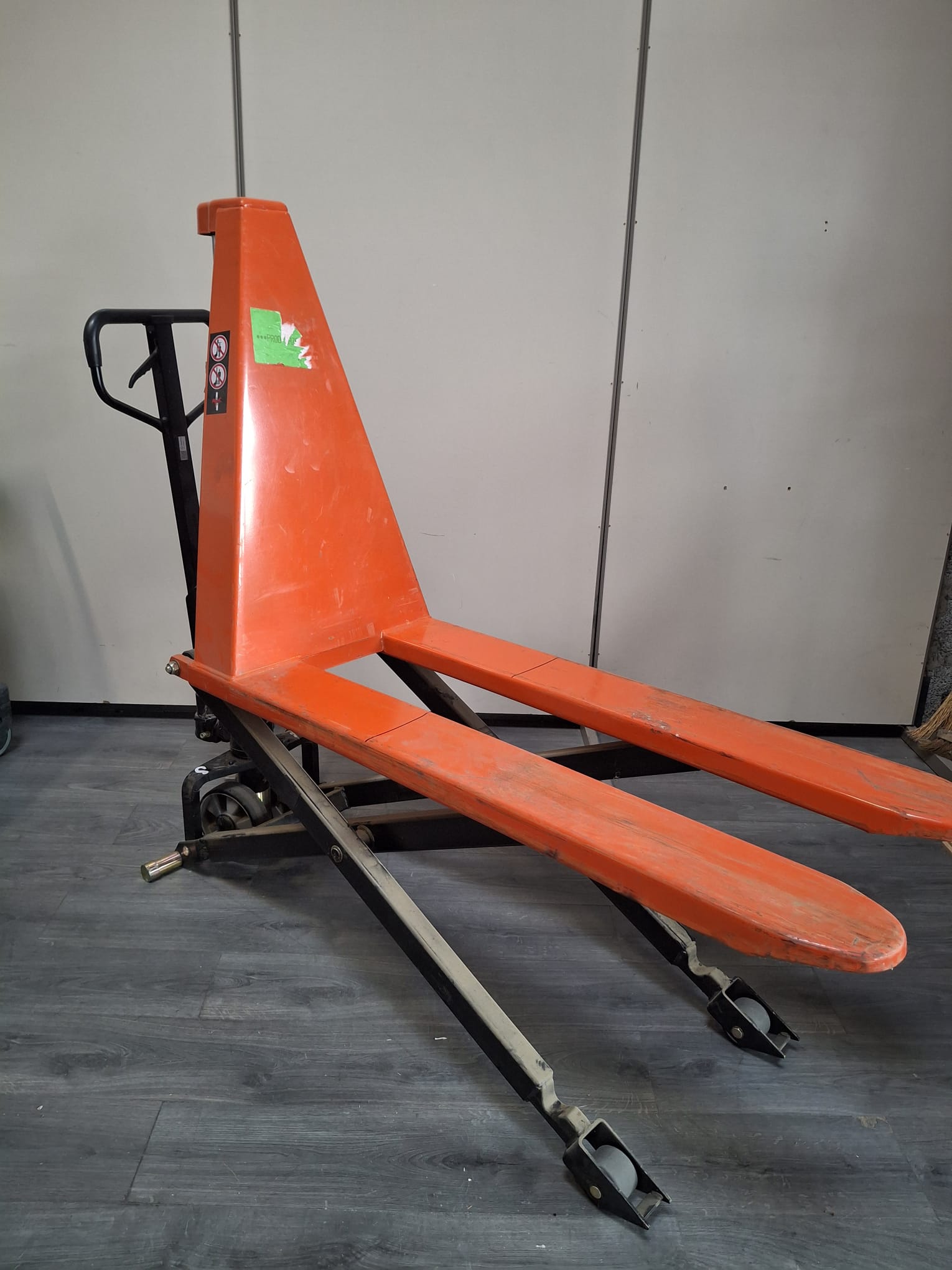 Transpalette manuel orange 1000 kg avec stabilisateurs