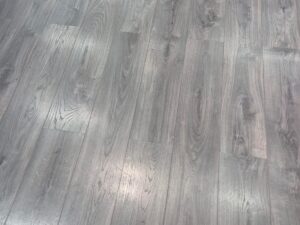MLM – Parquet stratifié gris PERGO – 121 x 20 cm