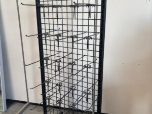 Présentoir à accessoires sur roulettes en métal noir avec 40 broches – H156 cm