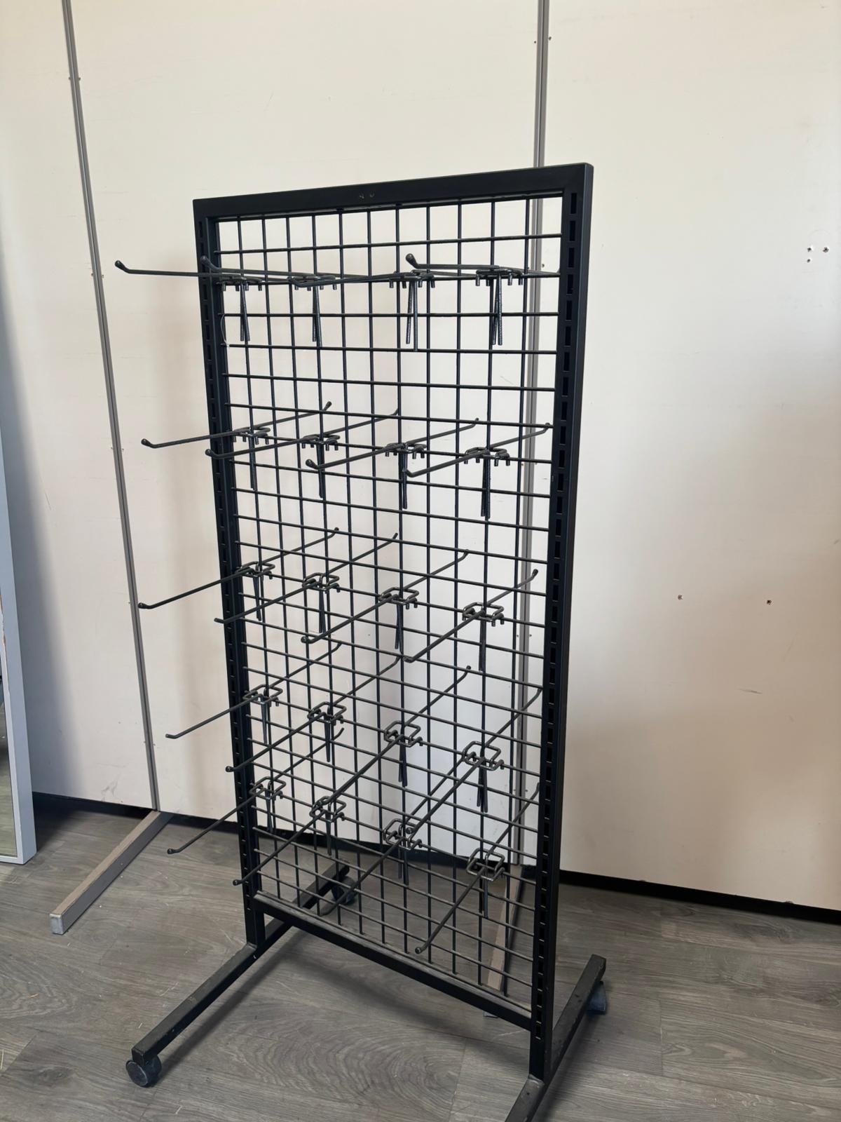 Présentoir à accessoires sur roulettes en métal noir avec 40 broches – H156 cm