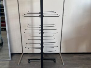Présentoir à accessoires sur roulettes en métal noir avec 40 broches – H156 cm