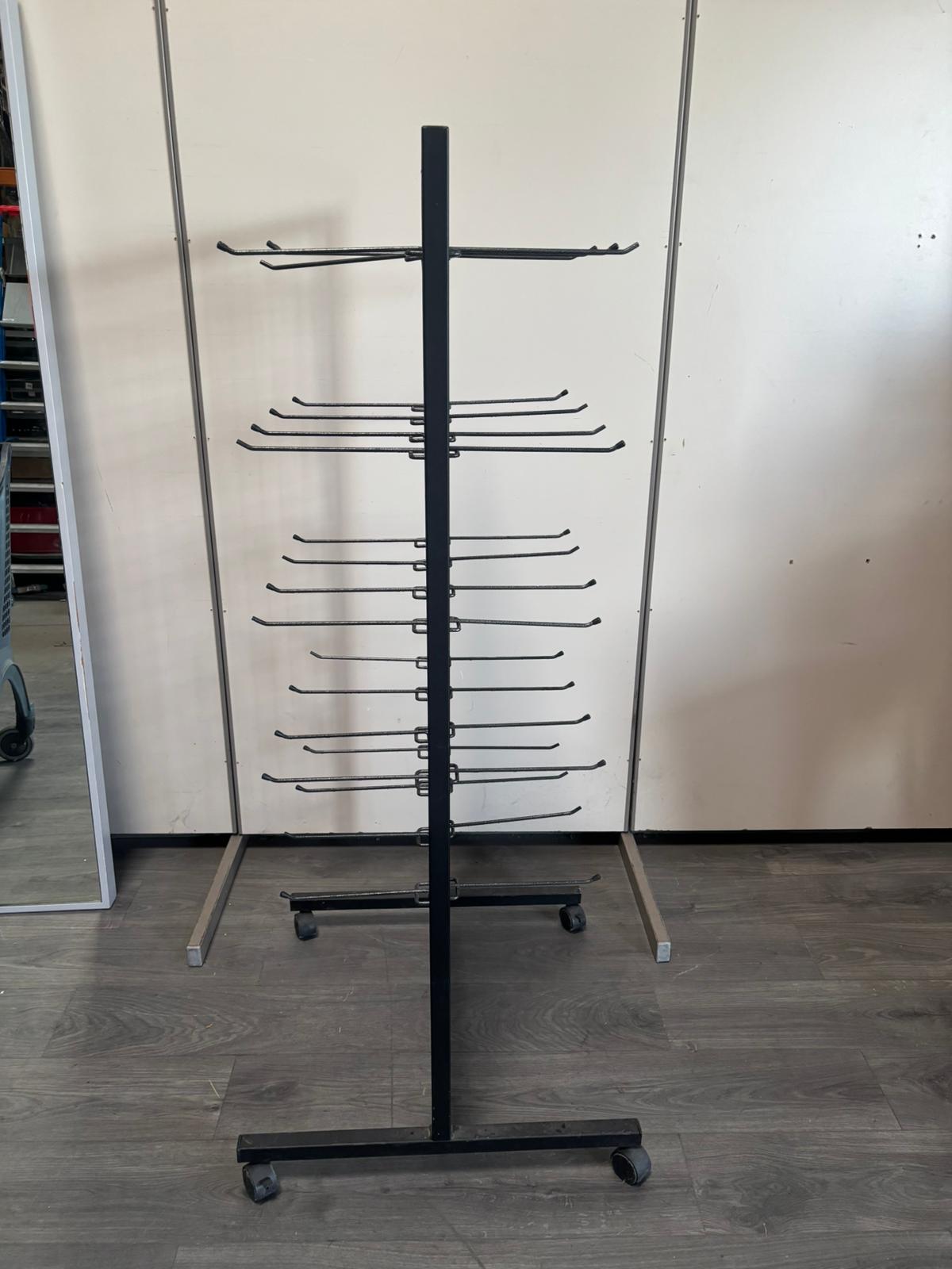 Présentoir à accessoires sur roulettes en métal noir avec 40 broches – H156 cm