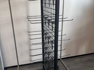 Présentoir à accessoires sur roulettes en métal noir avec 40 broches – H156 cm