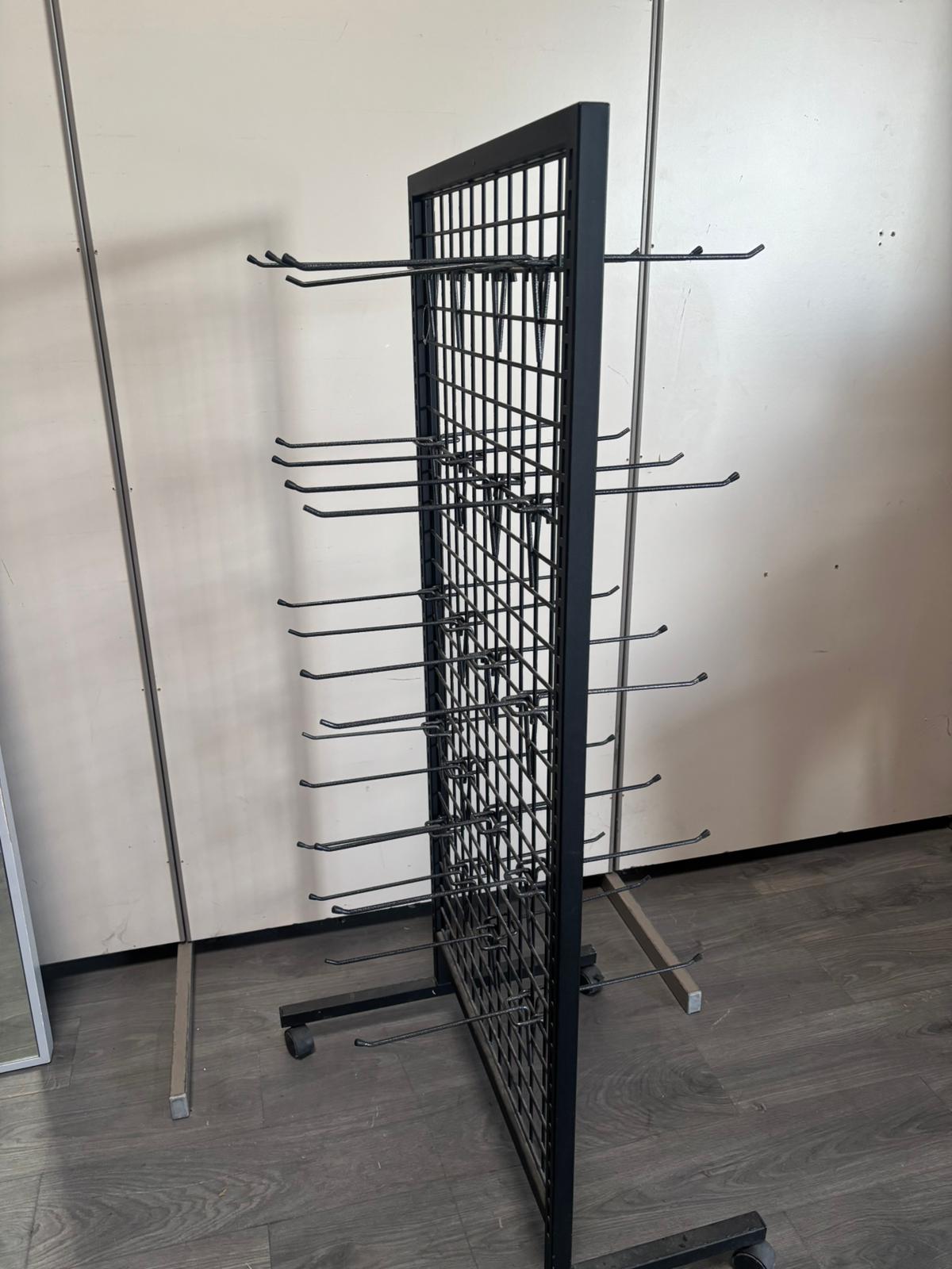Présentoir à accessoires sur roulettes en métal noir avec 40 broches – H156 cm