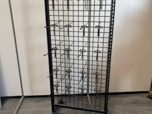 Présentoir à accessoires sur roulettes en métal noir avec 40 broches – H156 cm
