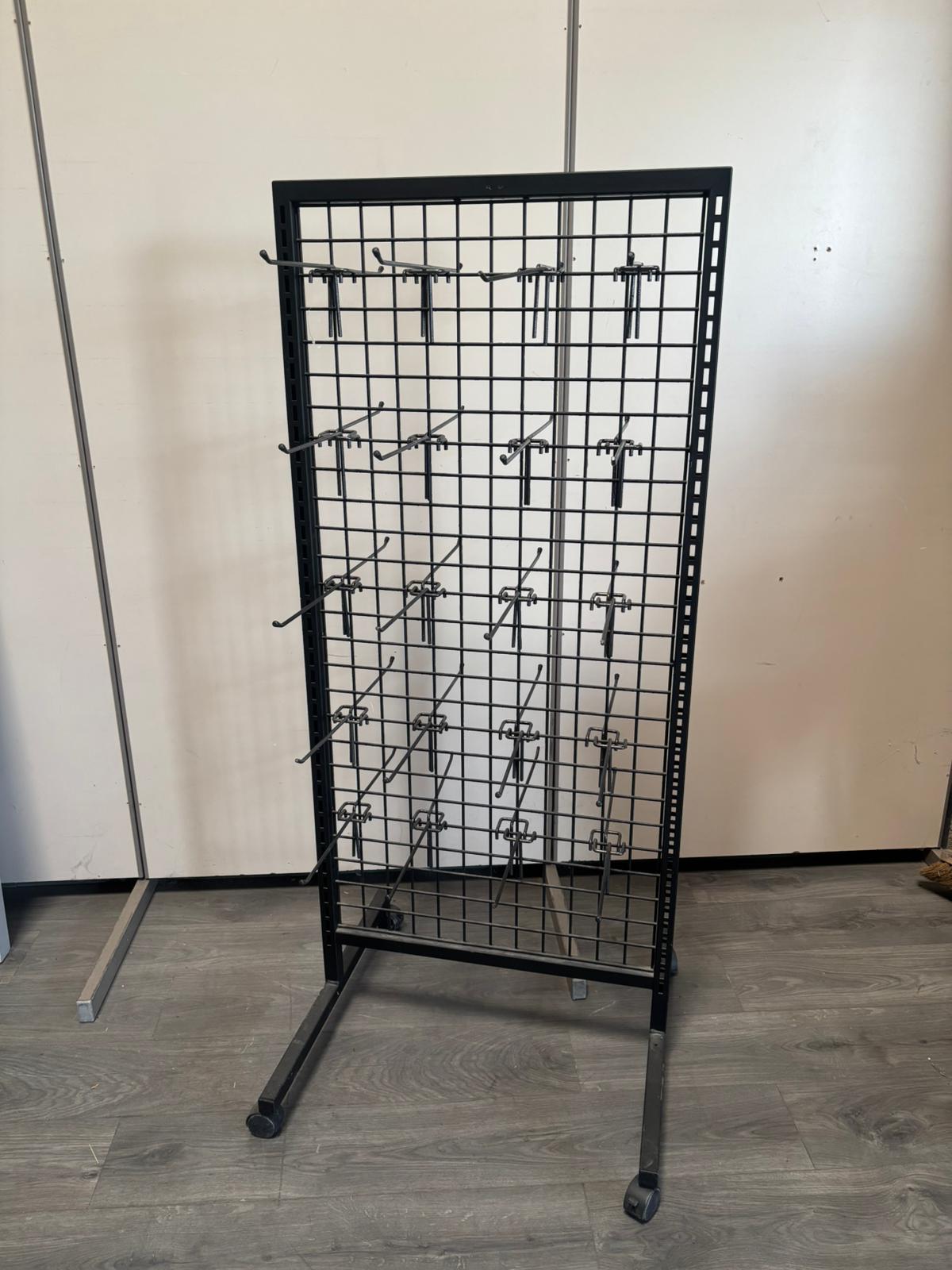 Présentoir à accessoires sur roulettes en métal noir avec 40 broches – H156 cm