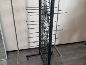 Présentoir à accessoires sur roulettes en métal noir avec 40 broches – H156 cm