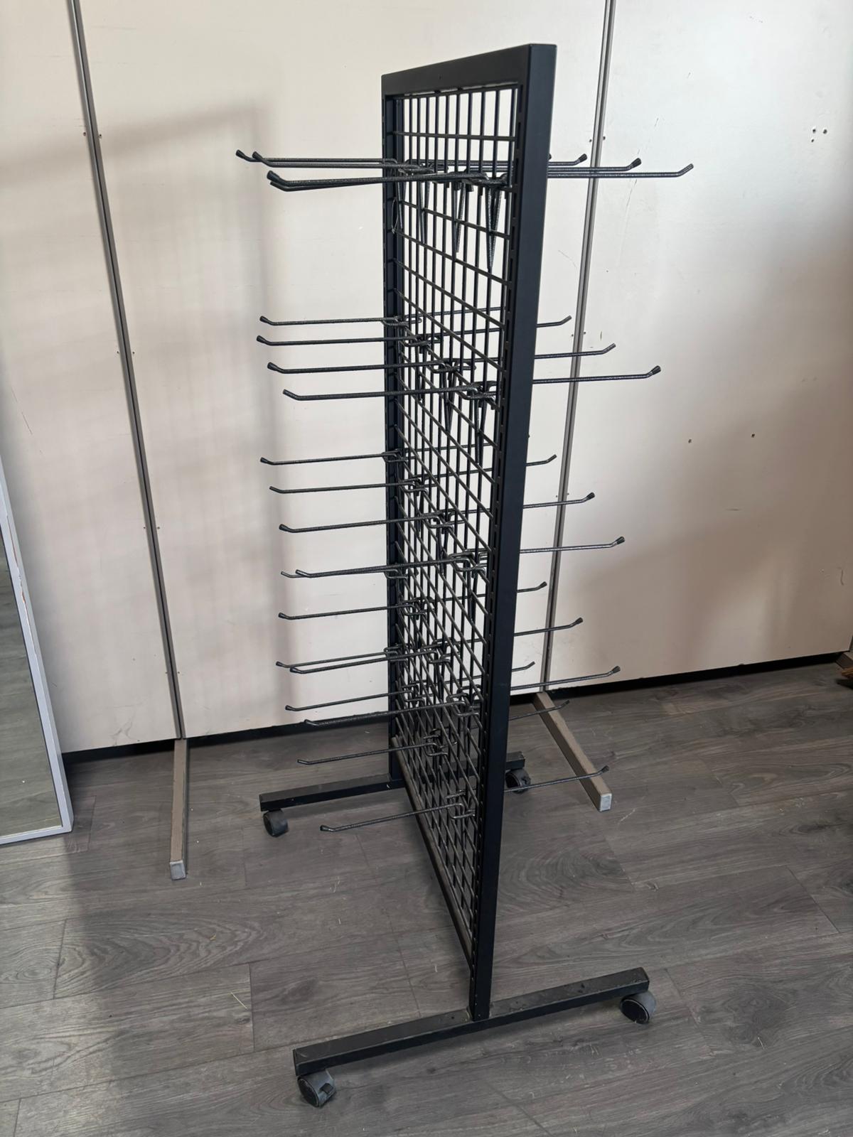 Présentoir à accessoires sur roulettes en métal noir avec 40 broches – H156 cm