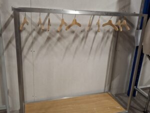 Portant métallique acier brossé avec base bois – L132 cm