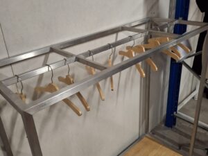 Portant métallique acier brossé avec base bois – L132 cm