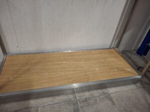 Portant métallique acier brossé avec base bois – L132 cm