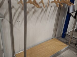 Portant métallique acier brossé avec base bois – L132 cm