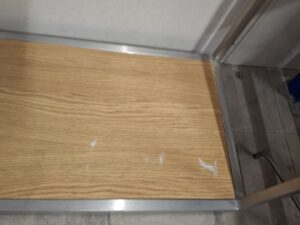 Portant métallique acier brossé avec base bois – L132 cm