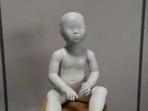 Mannequin enfant assis en fibre de verre blanc – 6 à 12 mois – H49 cm