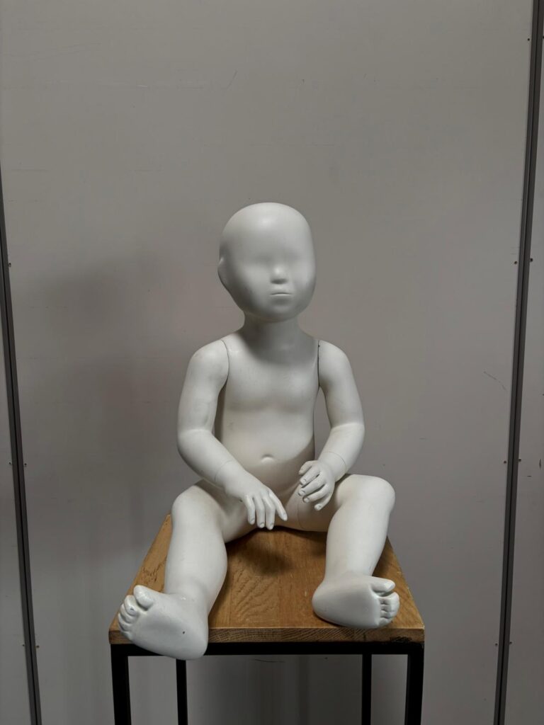 Mannequin enfant assis en fibre de verre blanc – H49 cm