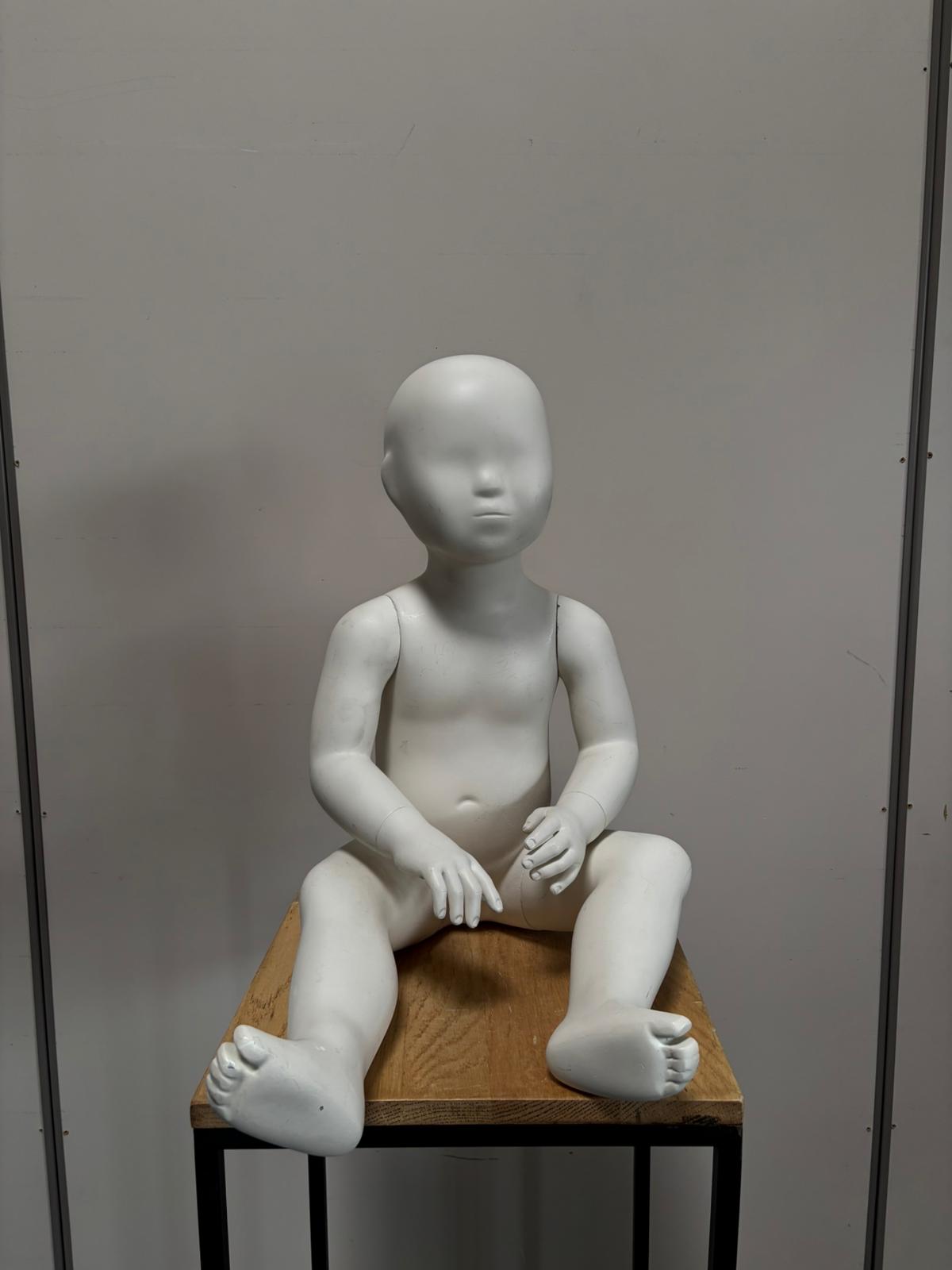 Mannequin enfant assis en fibre de verre blanc – H49 cm