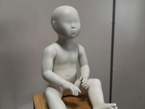 Mannequin enfant assis en fibre de verre blanc – 6 à 12 mois – H49 cm