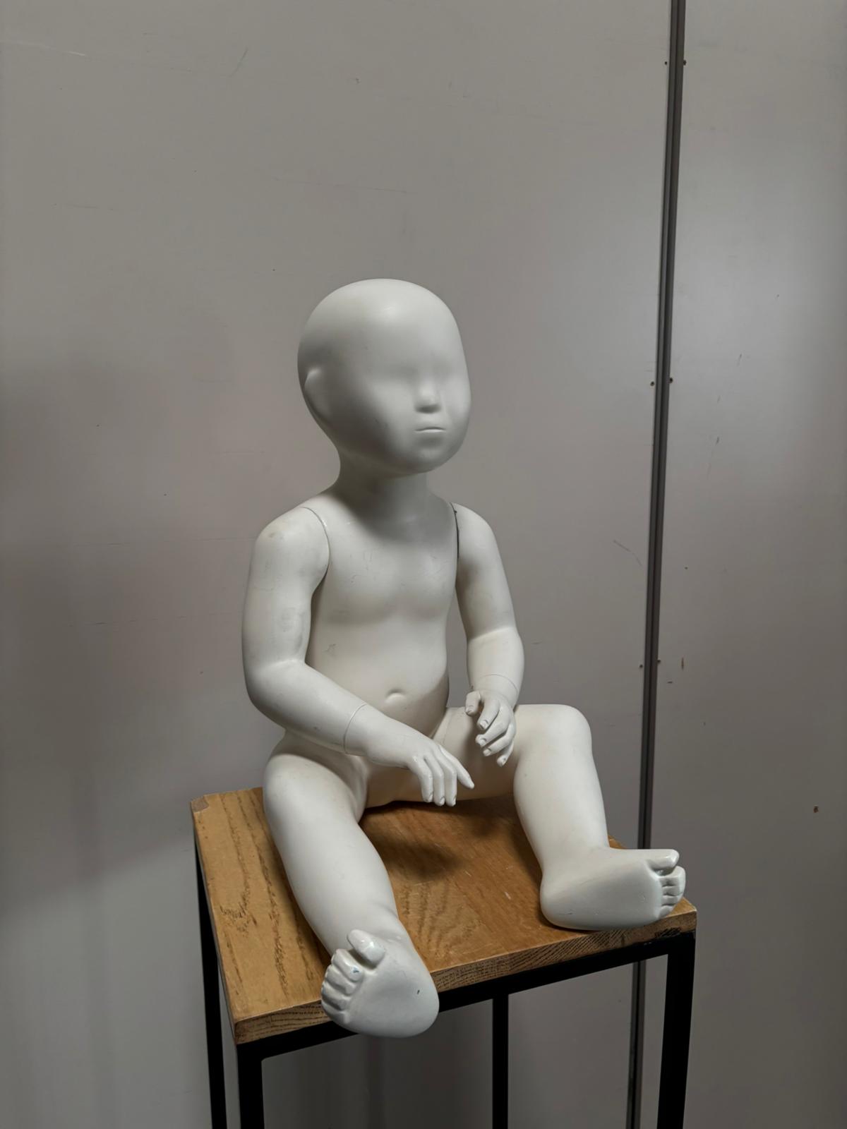 Mannequin enfant assis en fibre de verre blanc – H49 cm