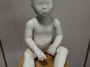 Mannequin enfant assis en fibre de verre blanc – 6 à 12 mois – H49 cm