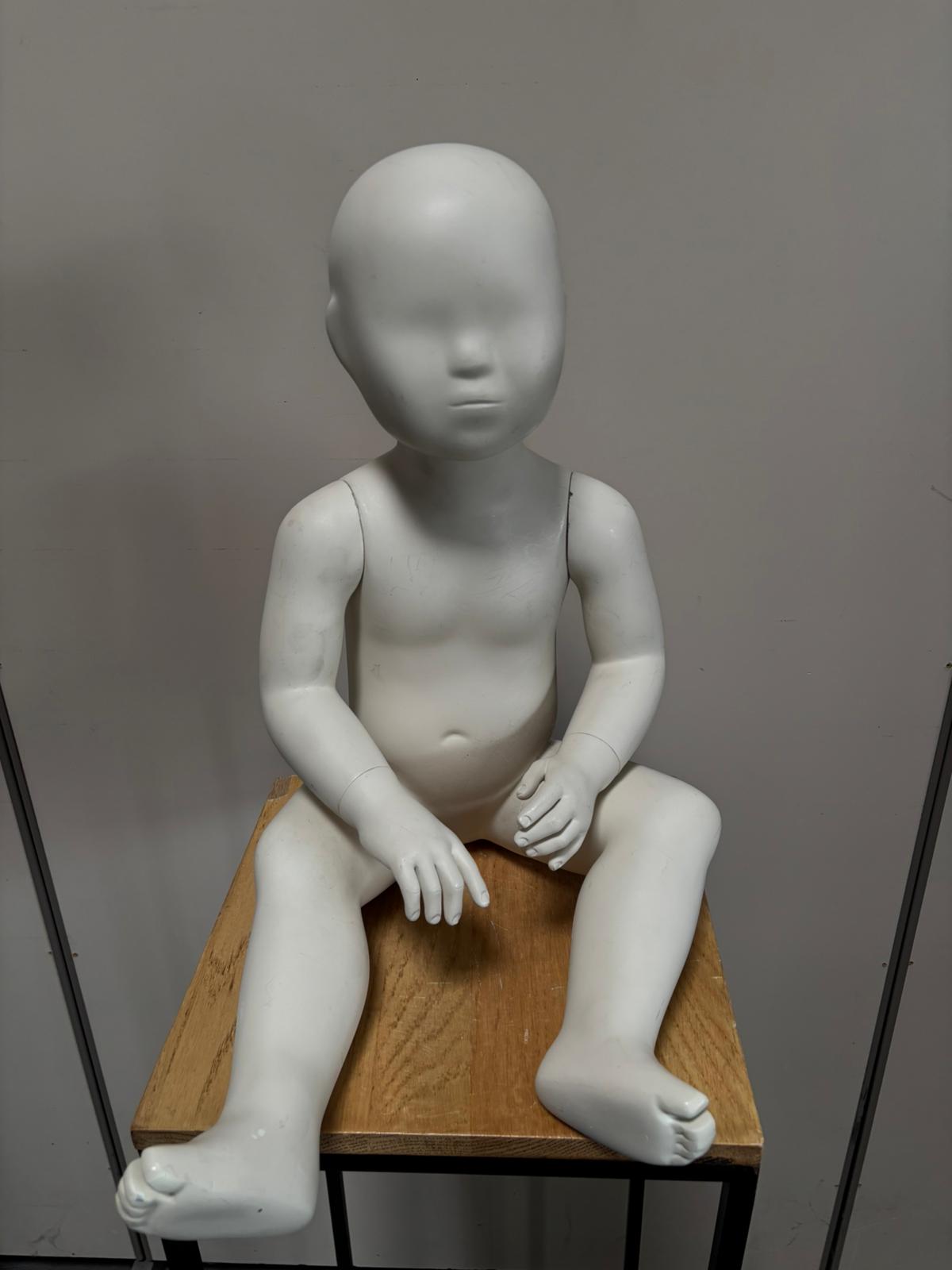 Mannequin enfant assis en fibre de verre blanc – H49 cm