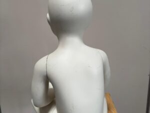Mannequin enfant assis en fibre de verre blanc – 6 à 12 mois – H49 cm
