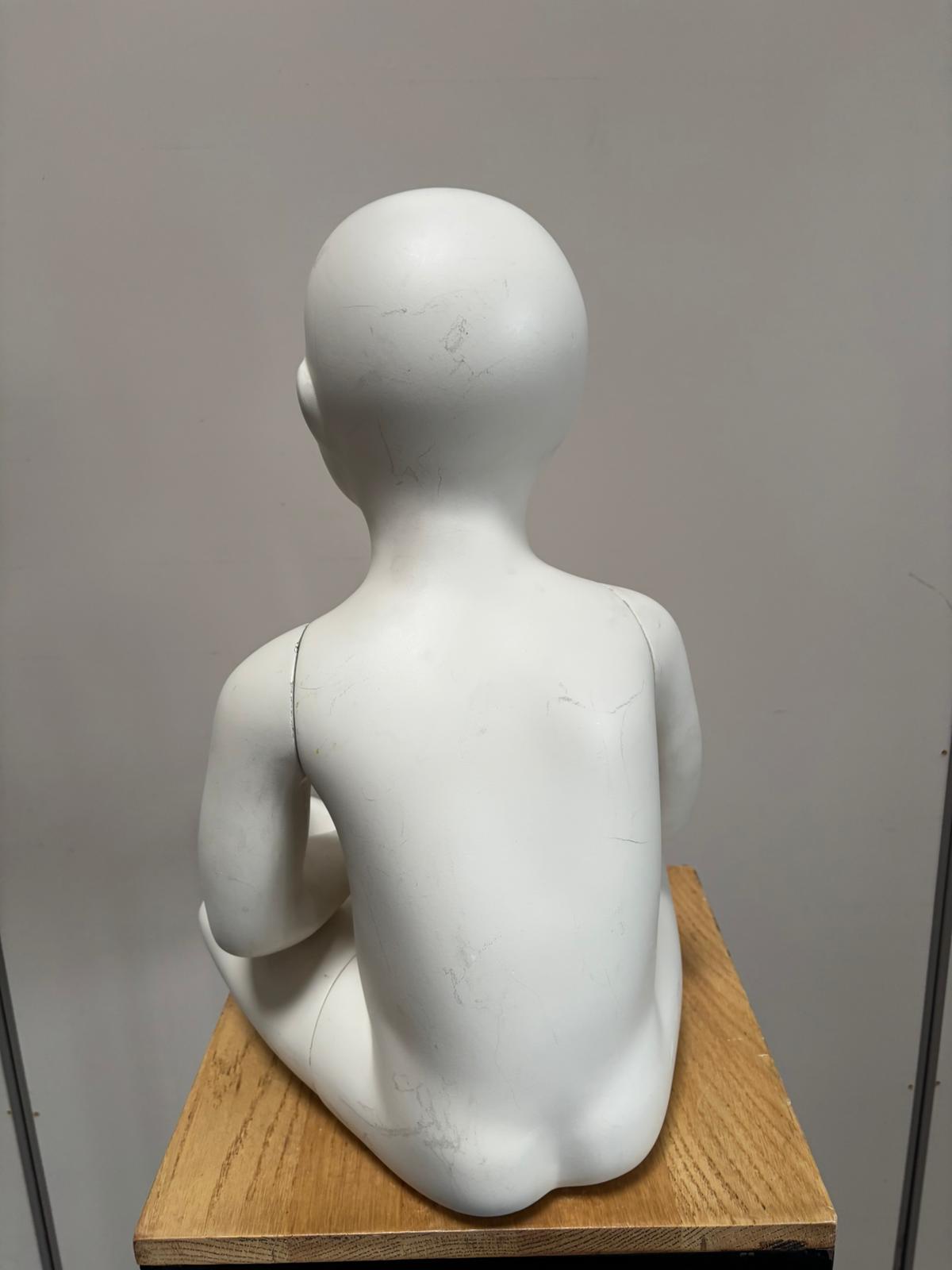 Mannequin enfant assis en fibre de verre blanc – H49 cm