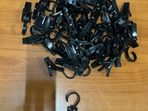 Lot de 40 cintres mono pince en PVC noir – H11 cm