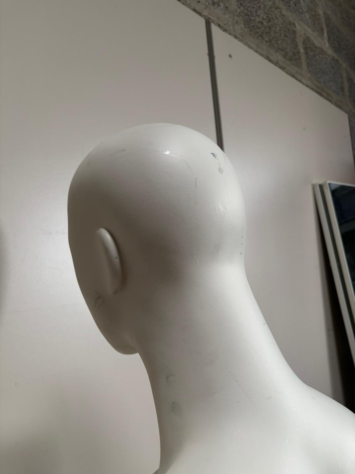 Mannequin buste homme en fibre de verre blanc – H80 cm
