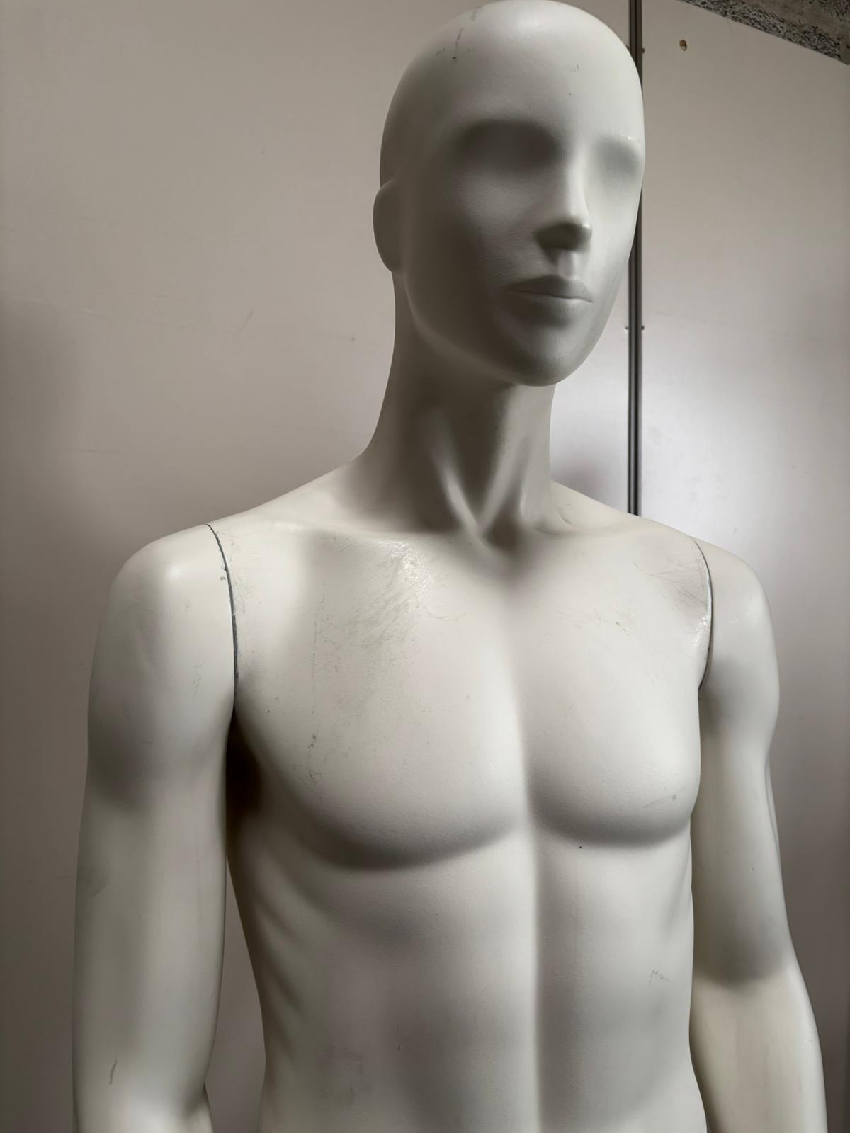 Mannequin homme complet sur socle en verre – fibre de verre blanc mat – H182 cm