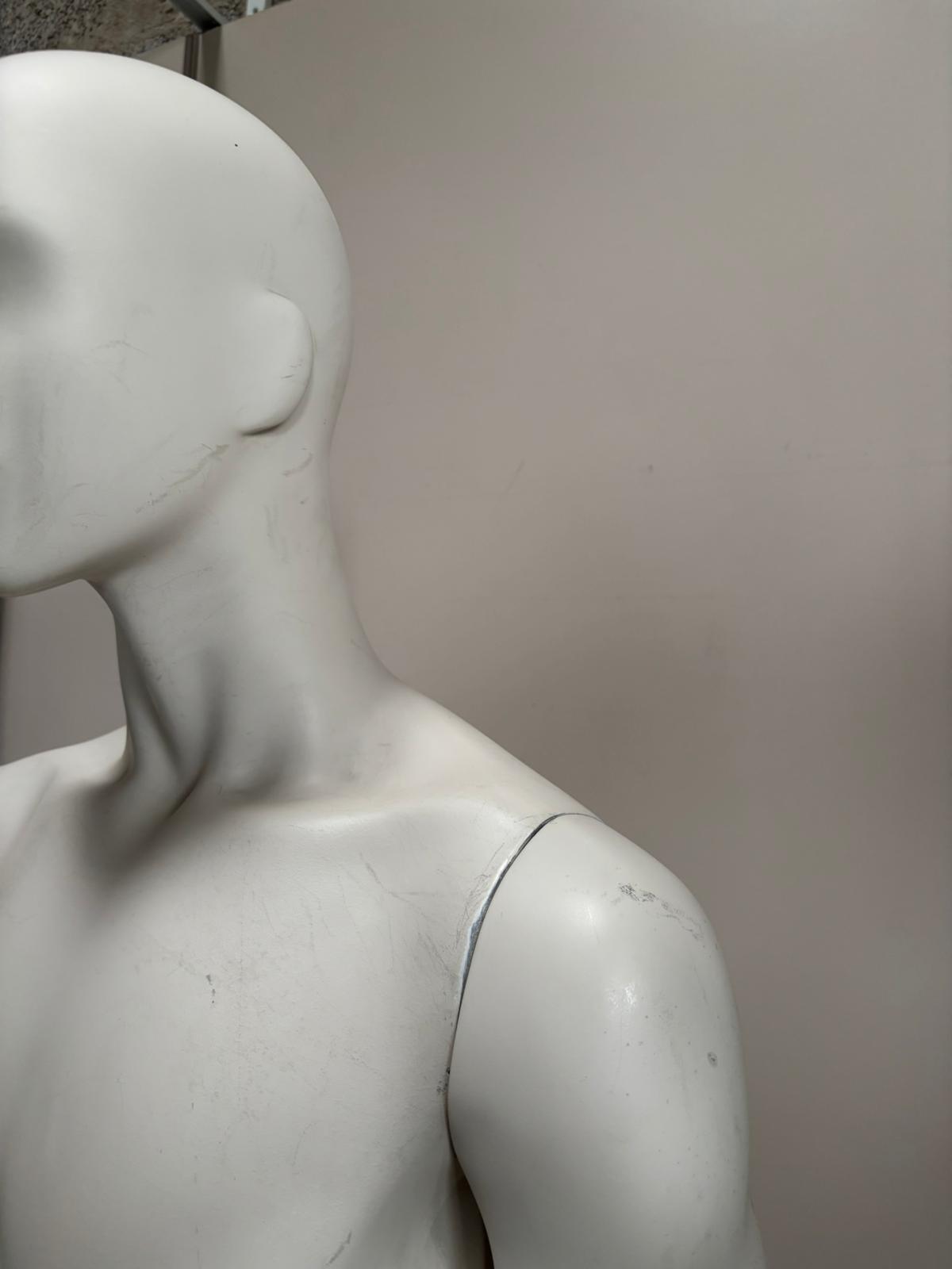 Mannequin homme complet sur socle en verre – fibre de verre blanc mat – H182 cm
