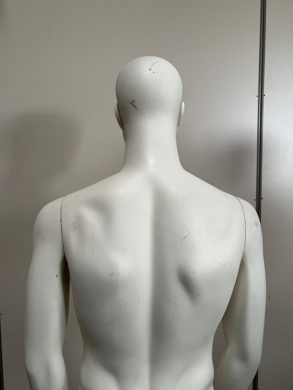 Mannequin homme complet sur socle en verre – fibre de verre blanc mat – H182 cm
