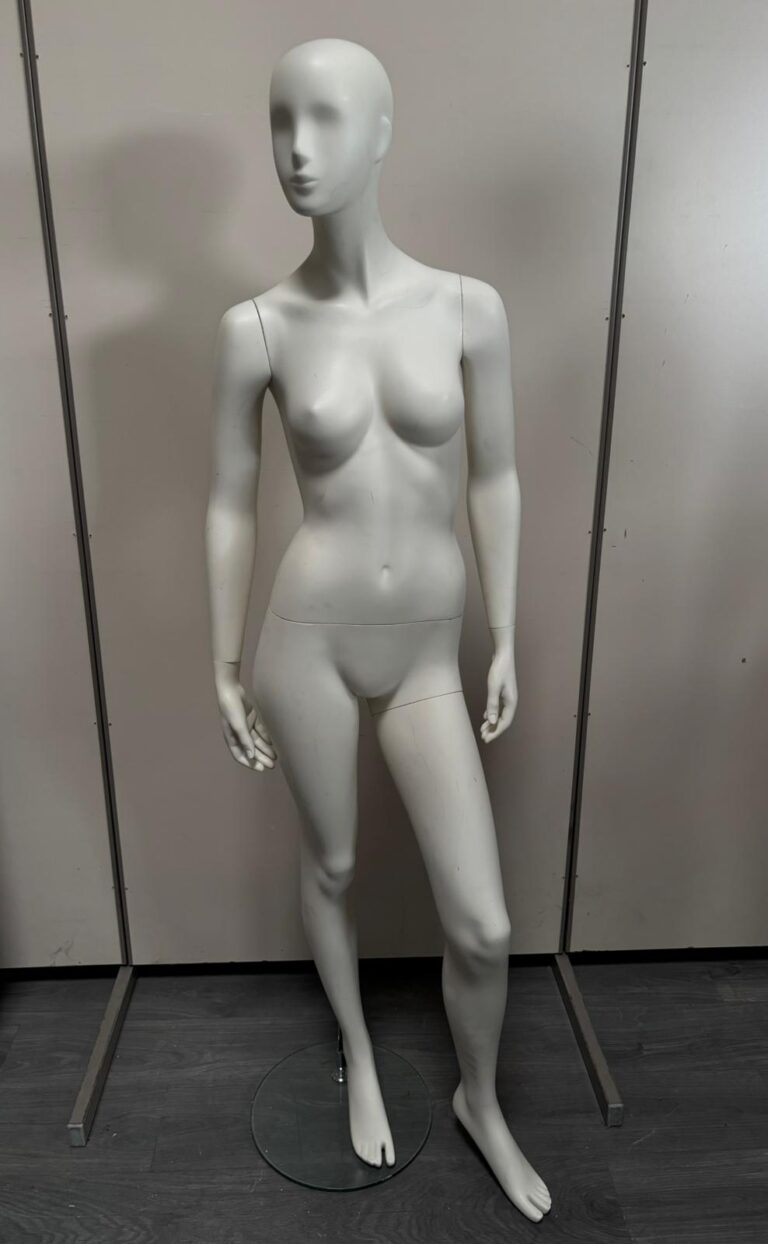 Mannequin femme complet sur socle en verre – fibre de verre blanc mat – H179 cm