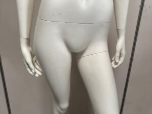Mannequin femme complet sur socle en verre – fibre de verre blanc mat – H179 cm