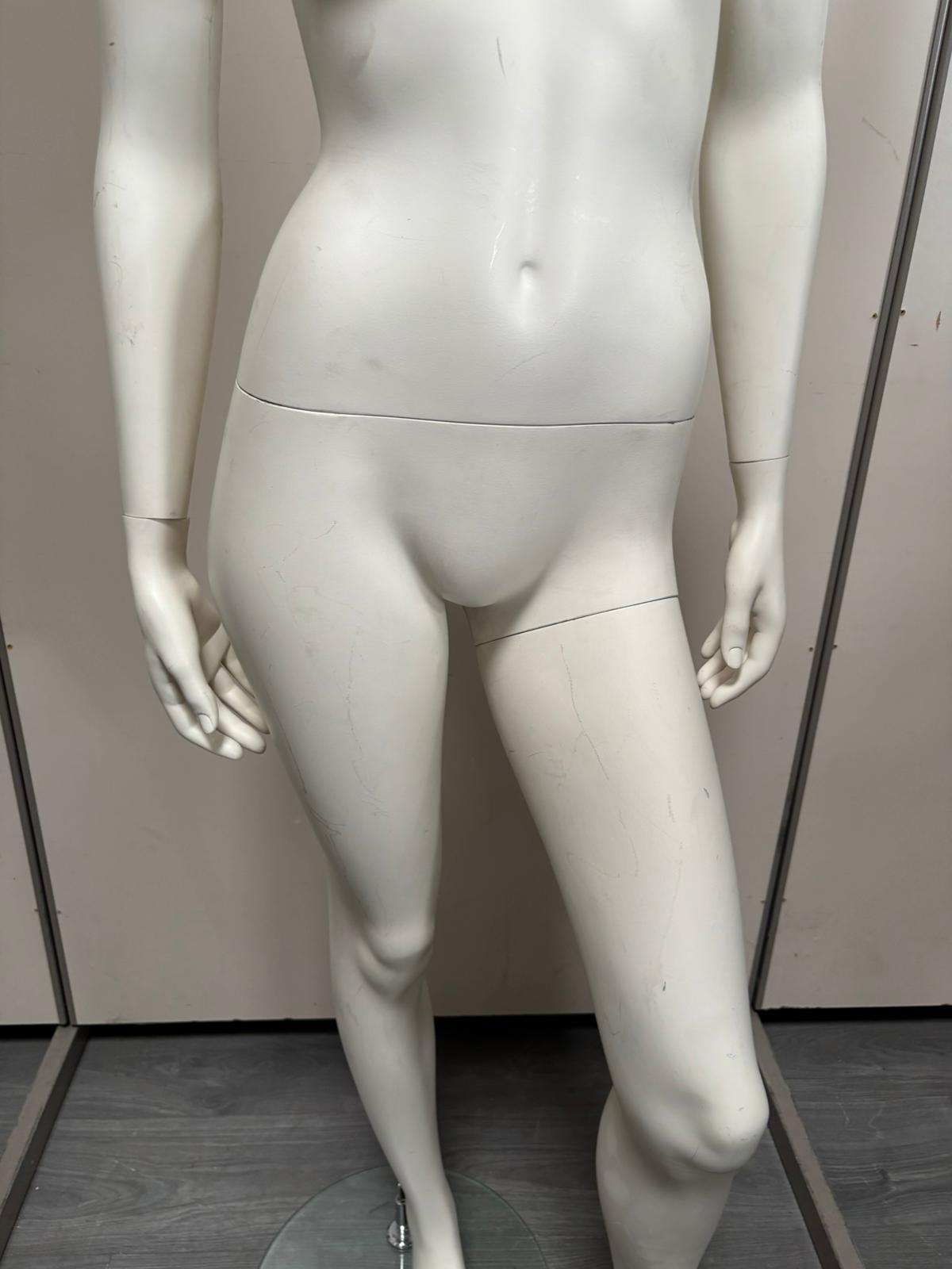 Mannequin femme complet sur socle en verre – fibre de verre blanc mat – H179 cm