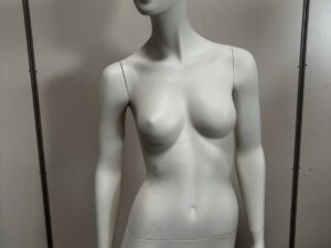 Mannequin femme complet sur socle en verre – fibre de verre blanc mat – H179 cm