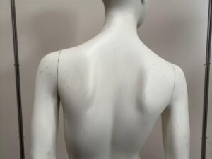 Mannequin femme complet sur socle en verre – fibre de verre blanc mat – H179 cm