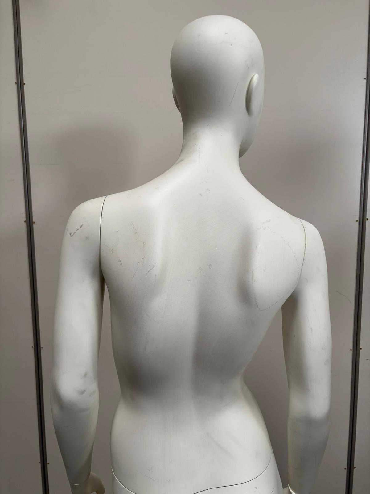 Mannequin femme complet sur socle en verre – fibre de verre blanc mat – H179 cm