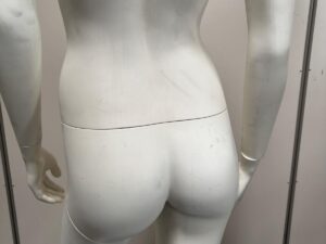Mannequin femme complet sur socle en verre – fibre de verre blanc mat – H179 cm