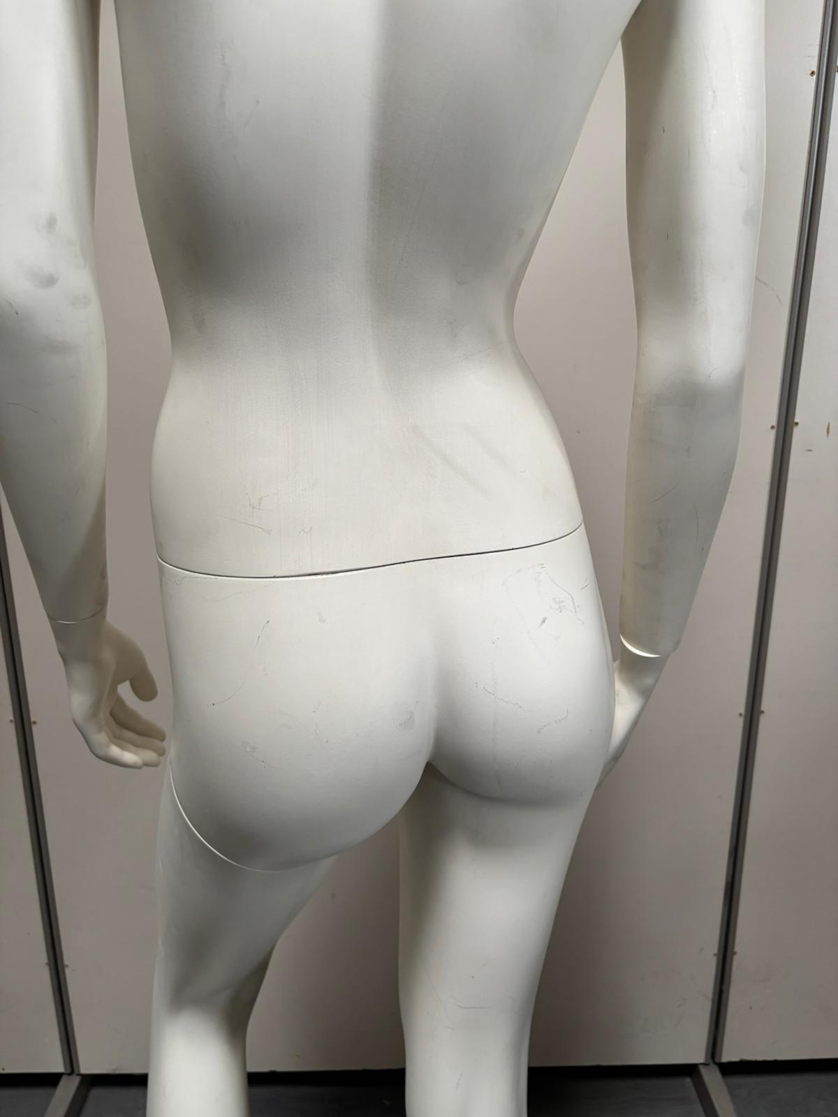 Mannequin femme complet sur socle en verre – fibre de verre blanc mat – H179 cm