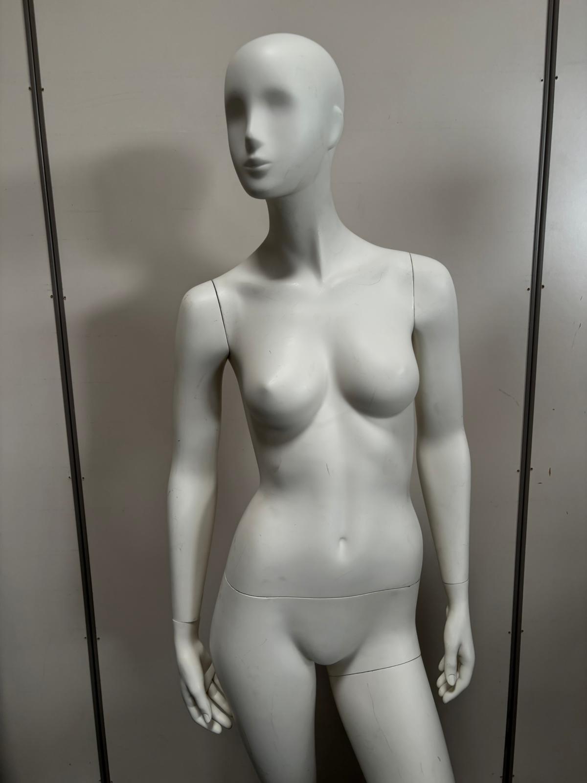 Mannequin femme complet sur socle en verre – fibre de verre blanc mat – H179 cm