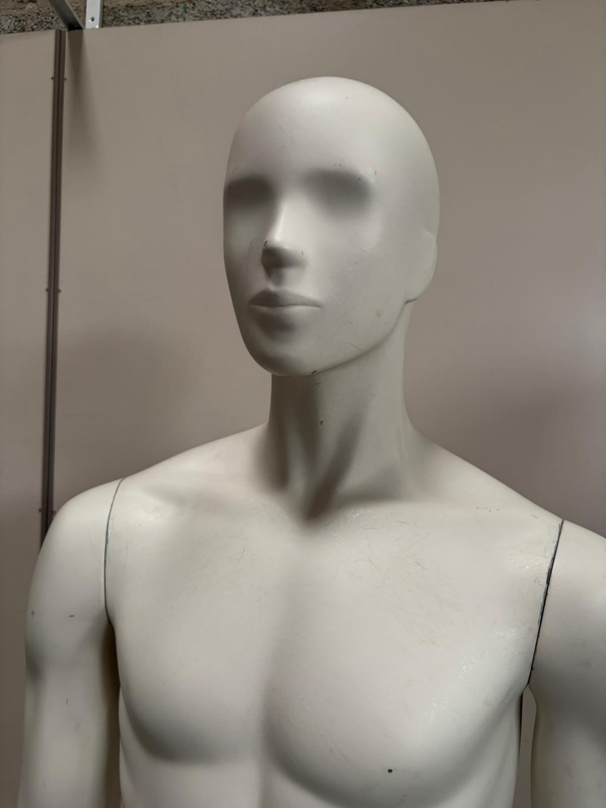 Mannequin homme complet sur socle en verre – fibre de verre blanc mat – H184 cm