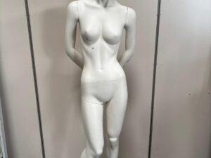 Mannequin femme complet sur socle en verre – fibre de verre blanc mat – H180 cm