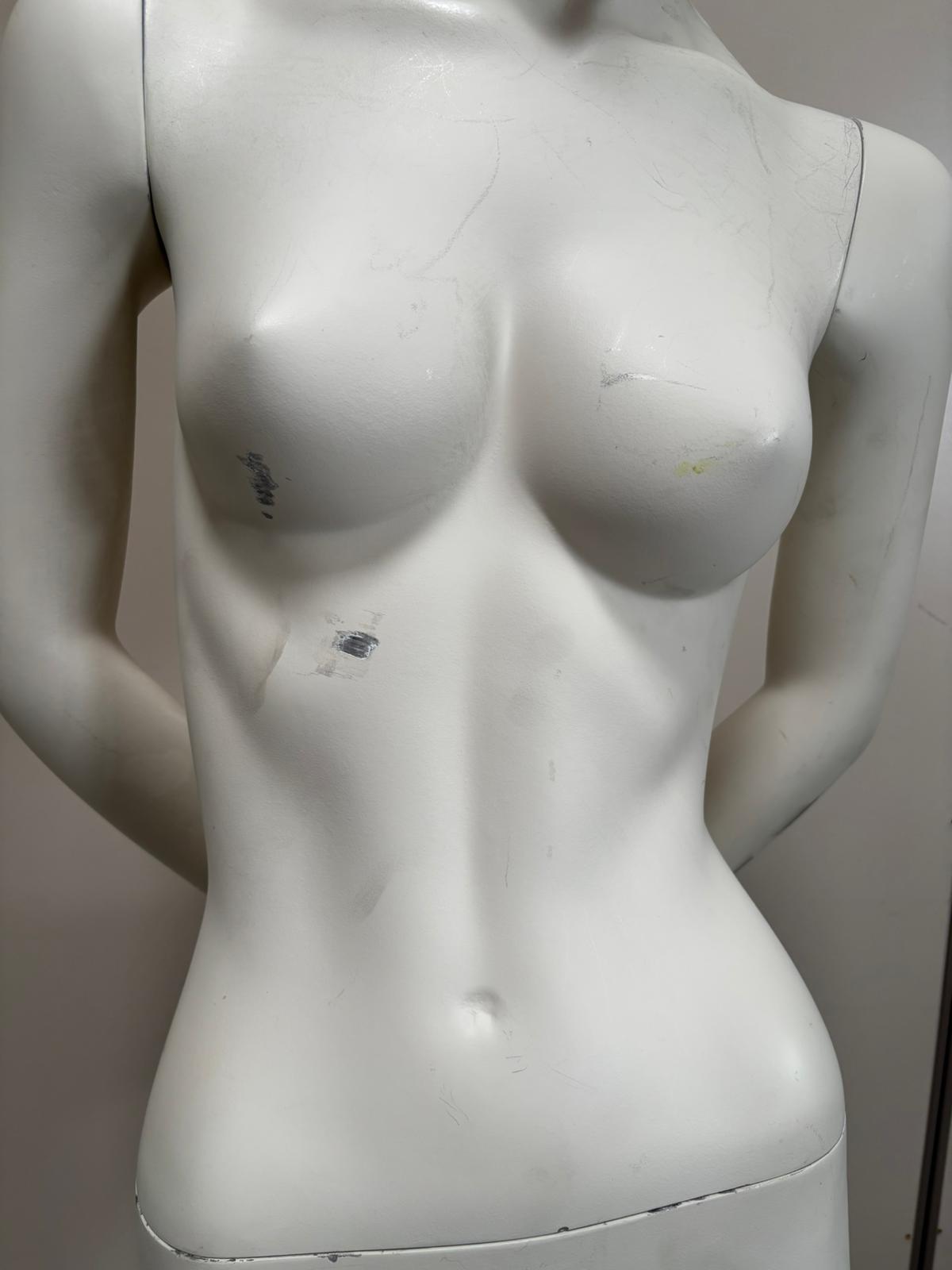 Mannequin femme complet sur socle en verre – fibre de verre blanc mat – H180 cm