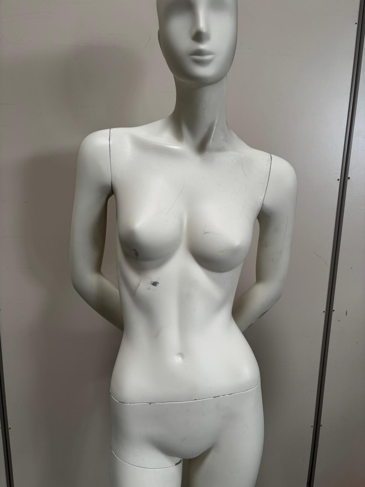Mannequin femme complet sur socle en verre – fibre de verre blanc mat – H180 cm
