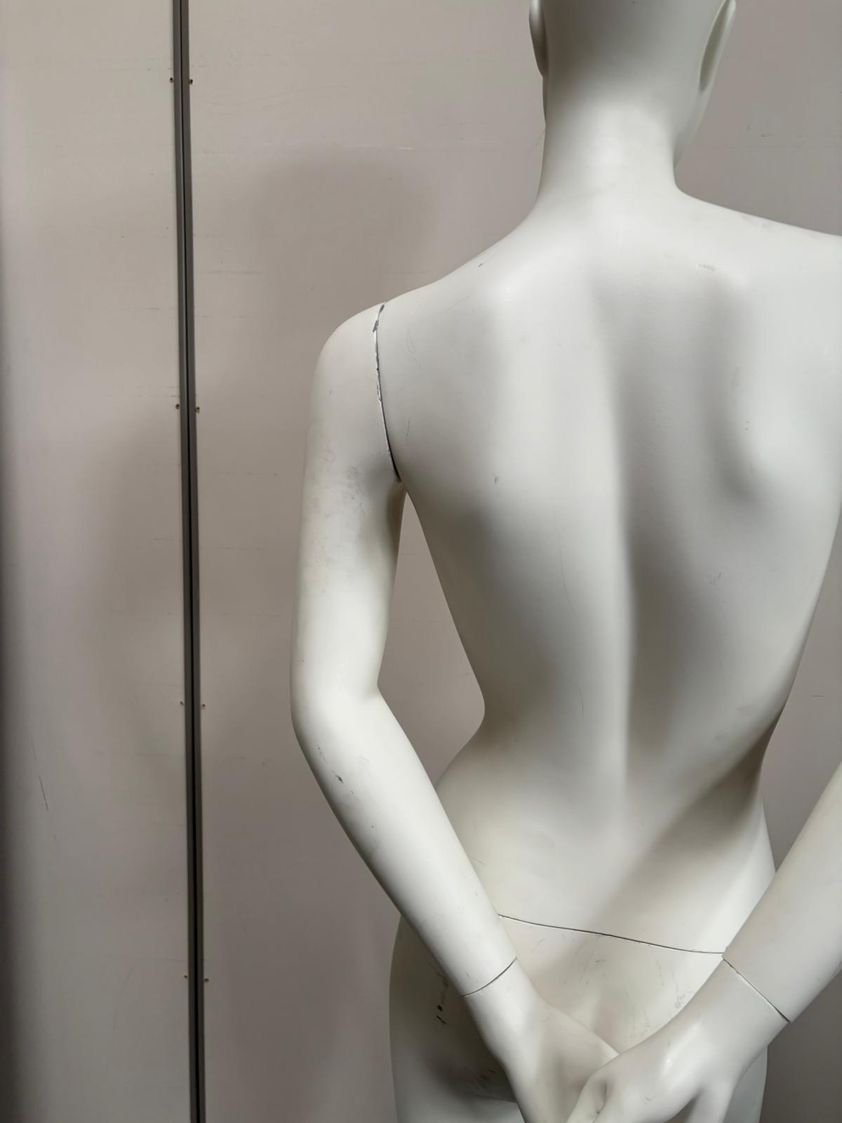 Mannequin femme complet sur socle en verre – fibre de verre blanc mat – H180 cm