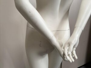 Mannequin femme complet sur socle en verre – fibre de verre blanc mat – H180 cm