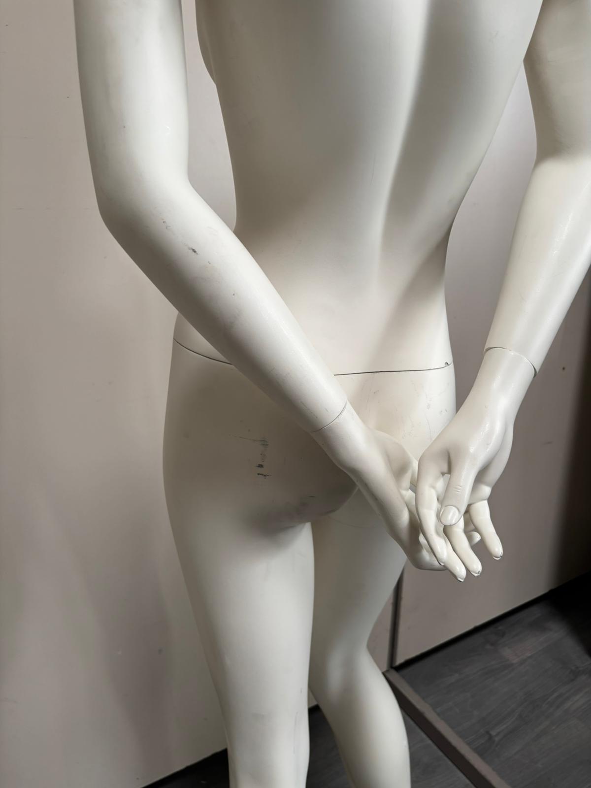 Mannequin femme complet sur socle en verre – fibre de verre blanc mat – H180 cm