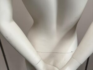 Mannequin femme complet sur socle en verre – fibre de verre blanc mat – H180 cm