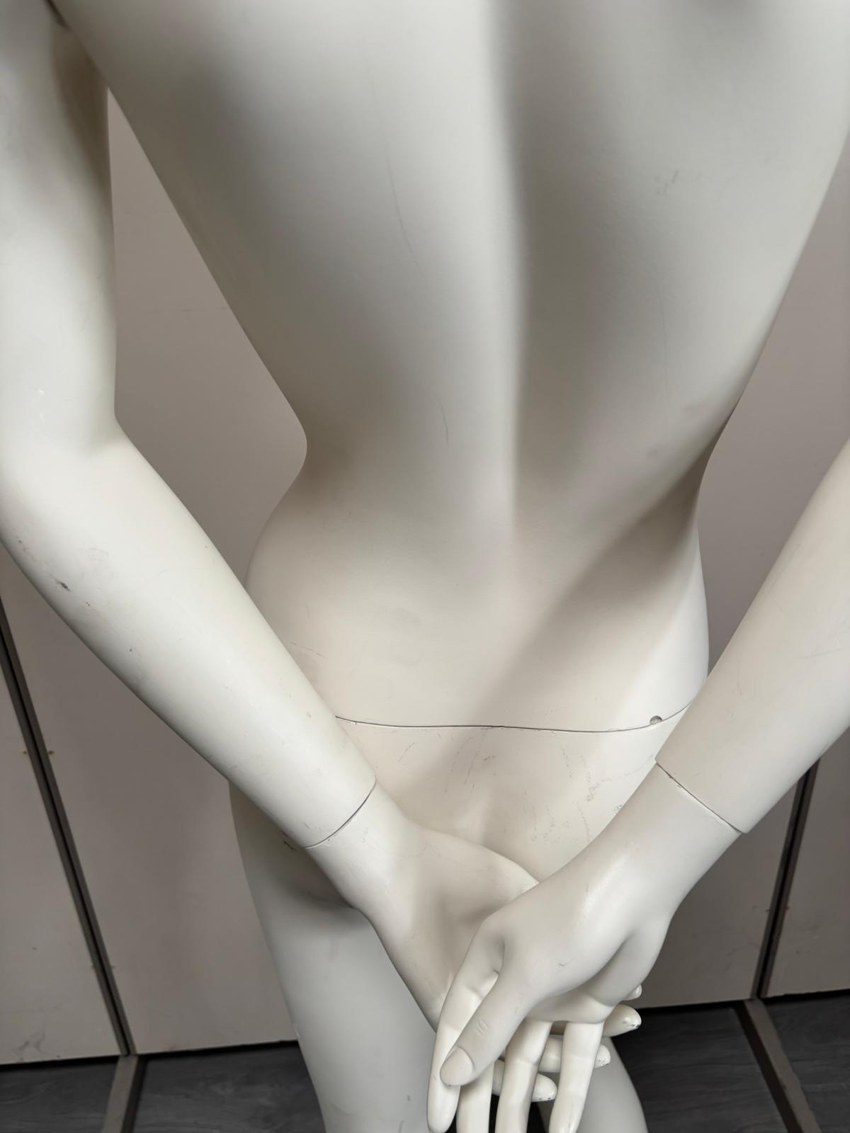 Mannequin femme complet sur socle en verre – fibre de verre blanc mat – H180 cm